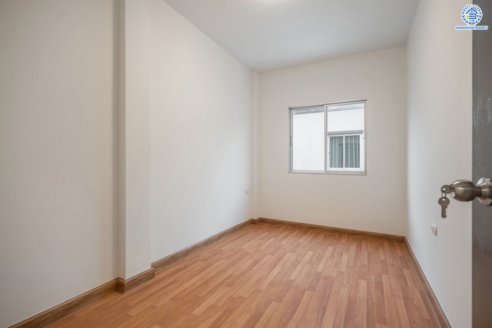 บ้านมือสองตกแต่งใหม่ โครงการ ลุมพินีทาวน์วิลล์ ราชพฤกษ์-นครอินทร์ เนื้อที่ 17.5 ตร.ว. ฟังก์ชัน 3 ห้องนอน 2 ห้องน้ำ 1 ที่จอดรถ บรรยากาศโครงการมีความเป็นส่วนตัว หน้าบ้านไม่ชนใคร พร้อมสิ่งอำนวยความสะดวกโครงการครบครัน บนทำเลดีเชื่อมต่อเข้าเมืองได้ง่าย ทั้งถนนราชพฤกษ์ ถนนนครอินทร์ จุดขึ้นทางด่วน "ศรีรัช"